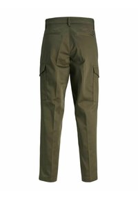 Olivgrüne Cargo-Hosen mit einer glatten Textur, seitlichen Taschen und einer taillierten Passform, entworfen mit einem mittelhohen Taillenbund und geraden Beinen.