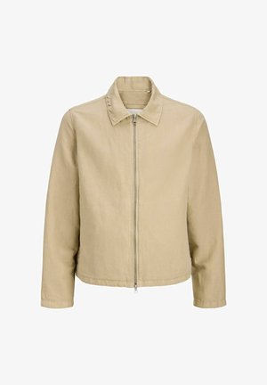 Lichtbeige casual jas met lange mouwen, ritssluiting aan de voorkant en een klassieke kraag, getoond op een effen witte achtergrond.