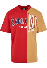 Sarkana un zelta dzeltena īsām piedurknēm T-krekls; ar izteiktu tekstu "KARL K" un "NI NYC" kontrastējošās krāsās un brīvā piegriezumā.