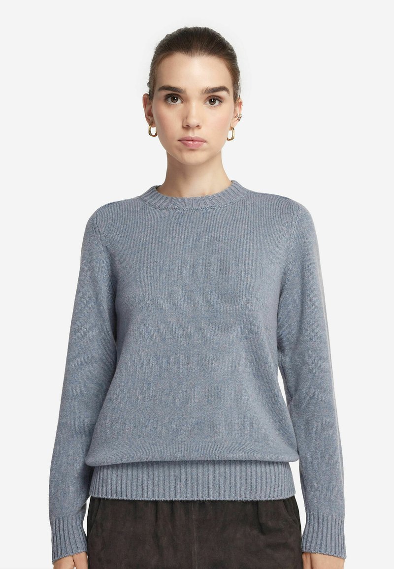 Pullover lavorato a maglia di colore azzurro chiaro con scollo rotondo, polsini e orlo a coste. Texture morbida, con sottili variazioni di colore in tutto il capo.