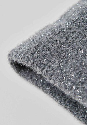 Grijze stof met een vachtachtige textuur en metalen zilveren draden verweven, wat een zachte, glinsterende uitstraling creëert.