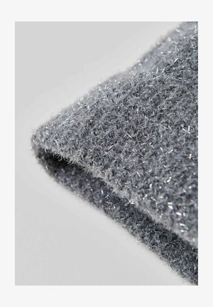 Grauer Stoff mit einer flauschigen Textur und eingewebten metallischen Silberfäden, die ein weiches, schimmerndes Erscheinungsbild erzeugen.