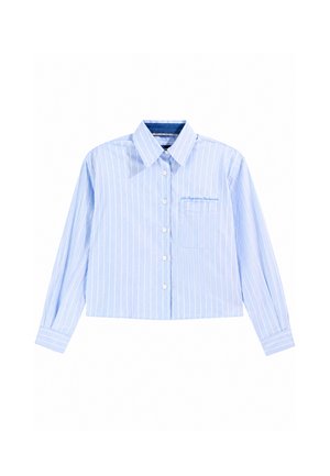 Camisa azul clara de manga larga con rayas verticales blancas, botones en el frente, cuello puntiagudo, bolsillo en el pecho y texto bordado encima del bolsillo.