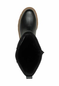 Bottines en cuir noir avec une semelle en caoutchouc marron, extérieur lisse et détail de fermeture éclair sur le côté; l'intérieur est doté d'un doux revêtement noir.