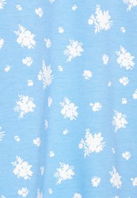 Tecido azul claro com uma textura suave e agradável ao toque, apresentando padrões florais brancos espalhados por todo o material.