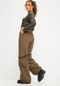 Studio Untold STRAIGHT WIDE LEGS TASCHEN SAUM-BINDEBAND - Cargobroek - taupe