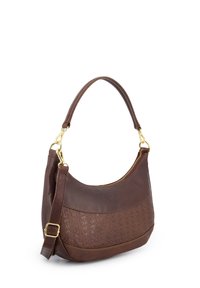 Braune Ledertasche mit einer strukturierten Vorderseite, goldenen Metallakzenten, einem geschwungenen Griff und einem Reißverschlussverschluss oben.