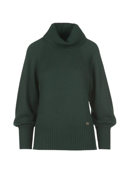 Pulover de culoare verde închis, cu guler înalt cu derat, mâneci bufante și mansete cu borduri. Prezintă un detaliu mic cu logo metalic pe latura inferioară.