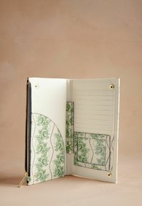 Nevybráno, green rose pearl