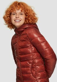 Rode gewatteerde jas met een glanzende afwerking, voorzien van een capuchon, ritssluiting en zijzakken, ontworpen met horizontale stikpatronen.