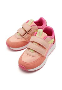 Scarpe sportive rosa e pesca con strap in velcro, materiali in suede e rete, suole ammortizzate e accenti vivaci. Design leggero e flessibile.