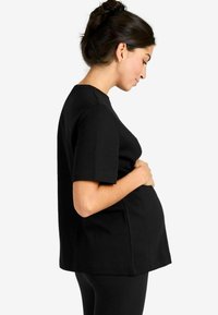 JoJo Maman Bébé BOYFRIEND - REGULAR FIT - Jednoduché tričko - black