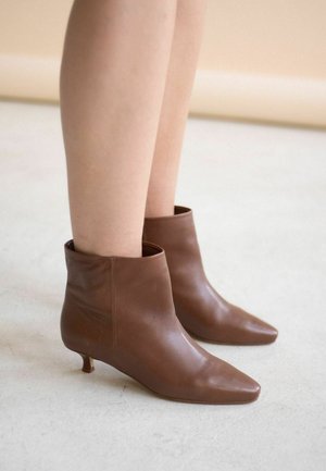 BALAGAN VARED - Stivaletti - caramel