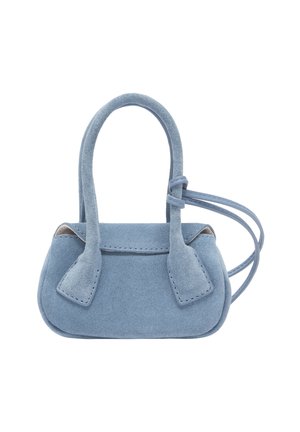 Piccola borsa in camoscio azzurro chiaro con due manici corti e una tracolla sottile, su sfondo bianco.