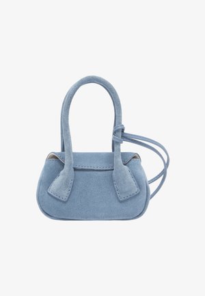 Kleine hellblaue Wildlederhandtasche mit zwei kurzen Griffen und einem dünnen Schulterriemen vor weißem Hintergrund.