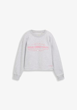 Lichtgrijze cropped trui met roze tekst ""No bad feelings, good vibes today, focus on myself"" op de voorkant.