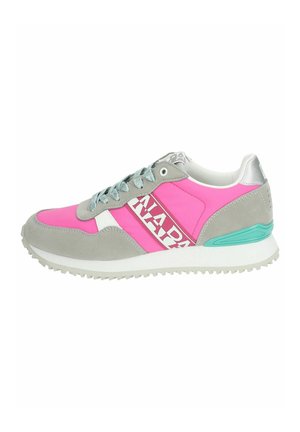 Sneakers sportivi rosa e grigi con una parte superiore testurizzata, lacci azzurri e suola bianca. Presentano dettagli con il marchio lungo i lati.