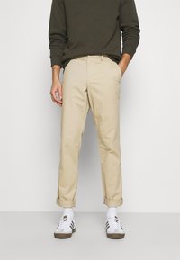 GAP - ESSENTIAL SLIM FIT - Chinos tipa bikses - iconic khaki Miniatūras attēls 1