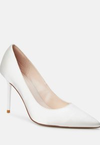 Décolleté in satin bianco con punta affusolata, caratterizzata da una superficie liscia, un sottile tacco a stiletto e un leggero accento arancione sulla parte inferiore.