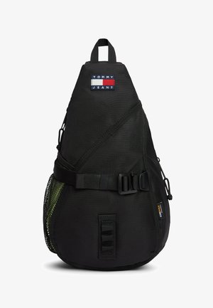 Czarny trójkątny plecak na jedno ramię z naszywką z logo Tommy Jeans, regulowanym paskiem z klamrą, siateczkową boczną kieszenią oraz metką z tkaniny Cordura.