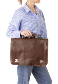 Borsa a spalla in pelle marrone con accessori dorati, forma rettangolare piatta, cuciture visibili e una maniglia nella parte superiore.