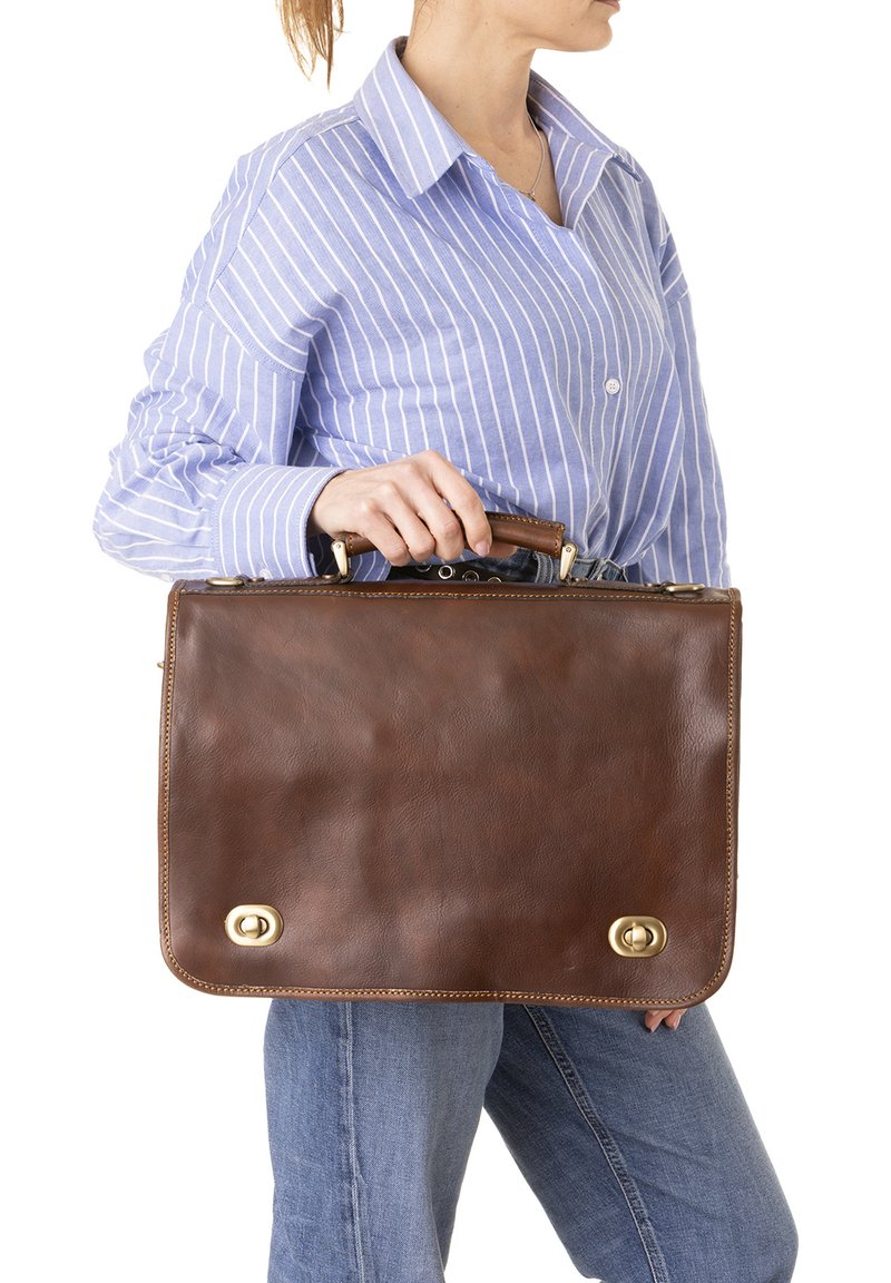 Borsa a spalla in pelle marrone con accessori dorati, forma rettangolare piatta, cuciture visibili e una maniglia nella parte superiore.