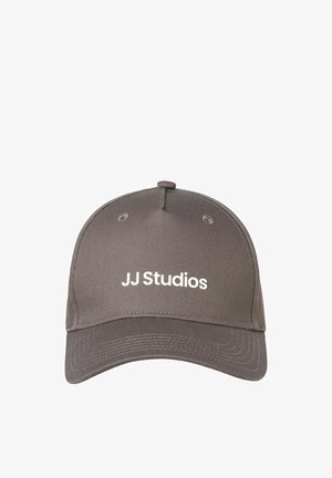 Donkere grijze baseballpet met gebogen klep, voorzien van de tekst "JJ Studios" in wit aan de voorkant. Zes ventilatiegaatjes aan de bovenkant.
