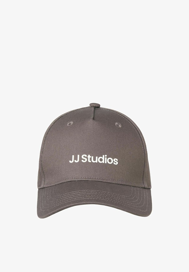 Καπέλο μπέιζμπολ σε σκουρό γκρι ύφασμα με καμπυλωτή γείσο, με το κείμενο «JJ Studios» σε λευκό στο μπροστινό μέρος. Έξι τρύπες εξαερισμού στην κορυφή.