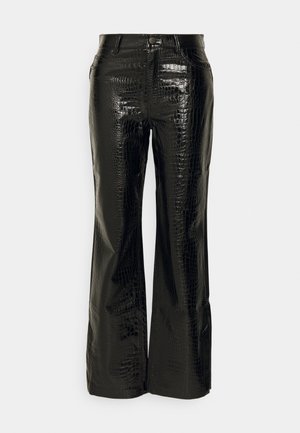 Fekete, széles szabású nadrág fényes, textúrált műbőrből, krokodil mintázattal és elöl gombos záródással.