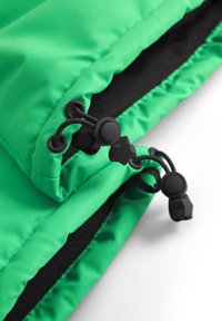 Giacca in nylon verde con finitura testurizzata, dotata di accessori neri e cordini regolabili in vita e all'orlo.