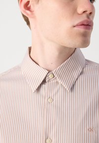 Calvin Klein THIN STRIPE STRETCH SLIM - Kauluspaita - stonehenge