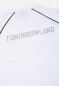 Witte t-shirt met korte mouwen, voorzien van een grijze "TOMORROWLAND" grafische print op de achterkant, benadrukt met zwarte stiksels langs de naden.