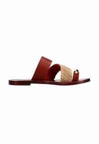 Rode leren slide sandaal met een geweven beige middenstuk, open teen en een gouden accent. Platte zool met stiksels langs de randen.
