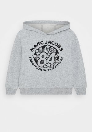 Grå bomulds hættetrøje med et stort grafisk print med "Marc Jacobs," nummeret "84," og teksten "Tradition With A Future" i sort.