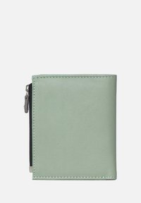 Portafoglio in ecopelle verde, di forma rettangolare, con chiusura a zip e zip nera a contrasto. Texture liscia e bordi cuciti.