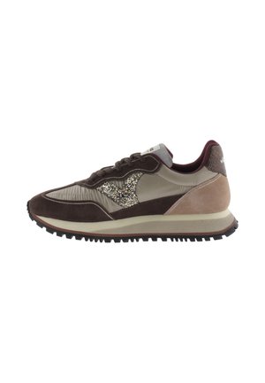 Vista laterale di una sneaker marrone e beige con logo glitterato, dettagli in camoscio e suola in gomma nera.