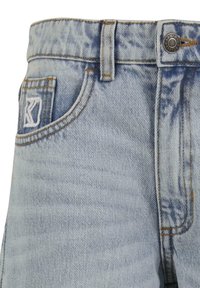 Heledad sinised denim lühikesed püksid, millel on kulunud tekstuur, hõbedane nööp, oranž õmblus ja logo esi-taskus.