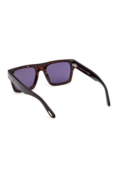 Braune, rechteckige Sonnenbrille im Schildpatt-Design mit dunkelvioletten Gläsern, dicken Bügeln und dezenten silbernen Details auf weißem Hintergrund.