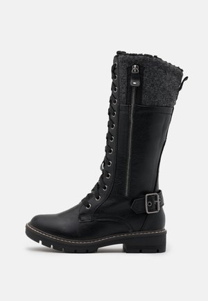 Botte noire mi-mollet à lacets avec fermeture éclair latérale, bordure texturée, sangle à boucle à la cheville et semelle robuste.