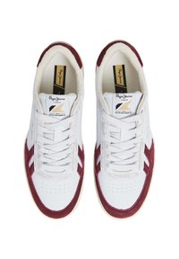 Λευκά αθλητικά παπούτσια με μπορντό σουέτ λεπτομέρειες, τρύπιο καπάκι πεζοπορίας και επίπεδες κορδόνια. Διαθέτουν σήμανση και υφαντή καουτσούκ σόλα.