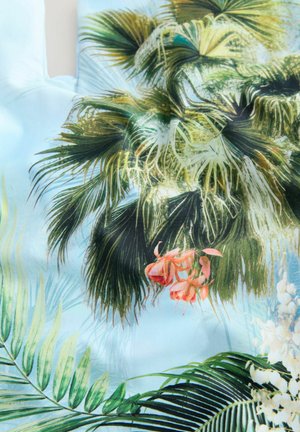 Frunzele palmierului în nuanțe de verde și galben, cu flori roz, pe un fundal bleu deschis. Prezintă o textură imprimată netedă.