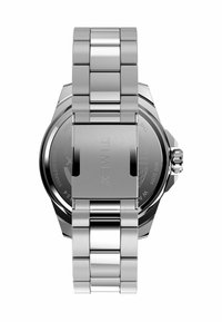 Montre en acier inoxydable argenté avec une finition polie, un boîtier rond et un bracelet à maillons. Comprend une lunette fixe et un fermoir texturé.