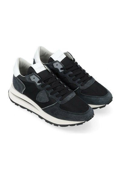Scarpe sportive nere e grigie realizzate in suede e mesh. Presentano un accento bianco sul tallone e suole in gomma spessa con battistrada testurizzato.