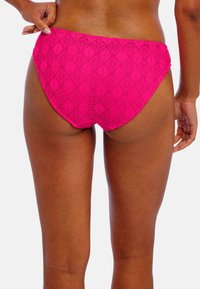 Bas de bikini rose avec un motif en dentelle texturée présentant des formes de diamants. Design taille haute offrant une couverture totale avec une finition lisse.