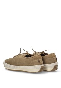 Zapatillas de ante marrón con una suela de estilo espadrille en crema. Presenta cordones redondos y un acento texturizado alrededor del talón. Diseño casual.