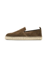 Brune ruskinds slip-on sko med en rund tå, der har en sål af jute reb og kontrasterende syninger langs kanten. Ingen synlig hardware.
