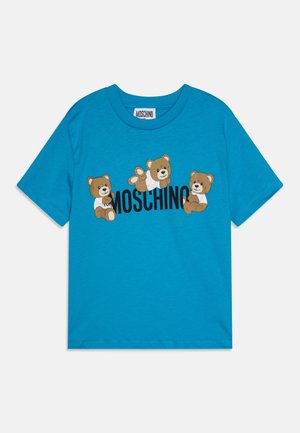 Türkisfarbenes Baumwoll-T-Shirt mit drei Comic-Bären, schwarzem "MOSCHINO"-Logo darunter. Klassischer Rundhalsausschnitt, kurze Ärmel, glatte Textur.