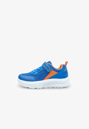 Modré sportovní boty s oranžovými akcenty, síťovinový svršek, šněrování a suchý zip, polstrovaná bílá podrážka a strukturované designové prvky.
