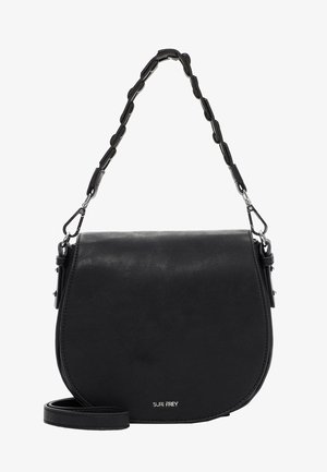 Sac bandoulière en cuir noir avec rabat incurvé, bandoulière chaîne rembourrée amovible et logo métallique argenté en bas au centre.