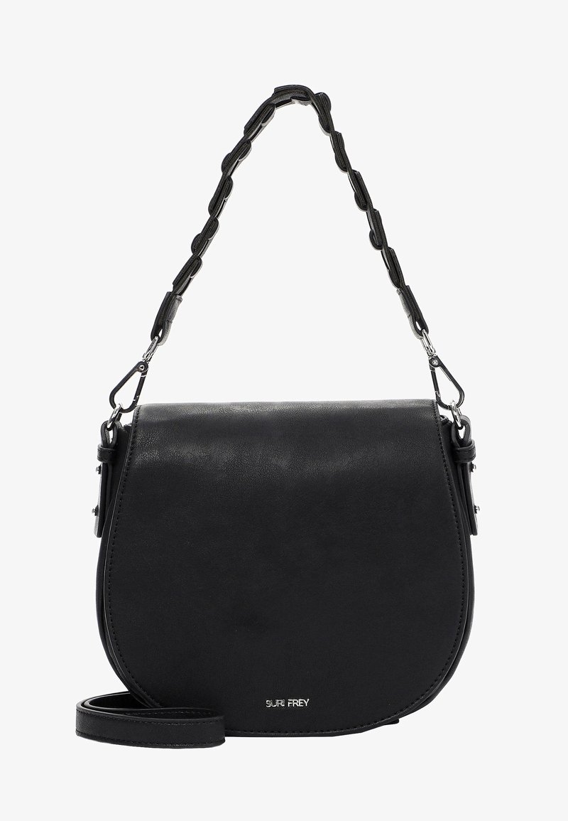 Sac bandoulière en cuir noir avec rabat incurvé, bandoulière chaîne rembourrée amovible et logo métallique argenté en bas au centre.